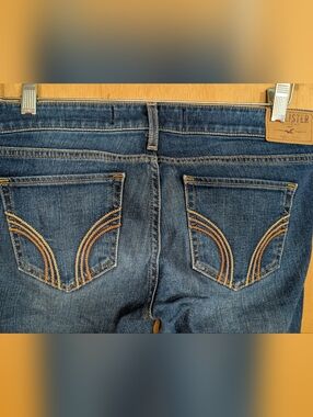 Hollister Classic Women's Blue Denim Jeans with Decorative Back Pockets